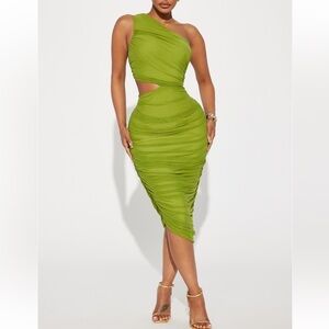 Fashion Nova Donner in Venice Ruched Midi Dress